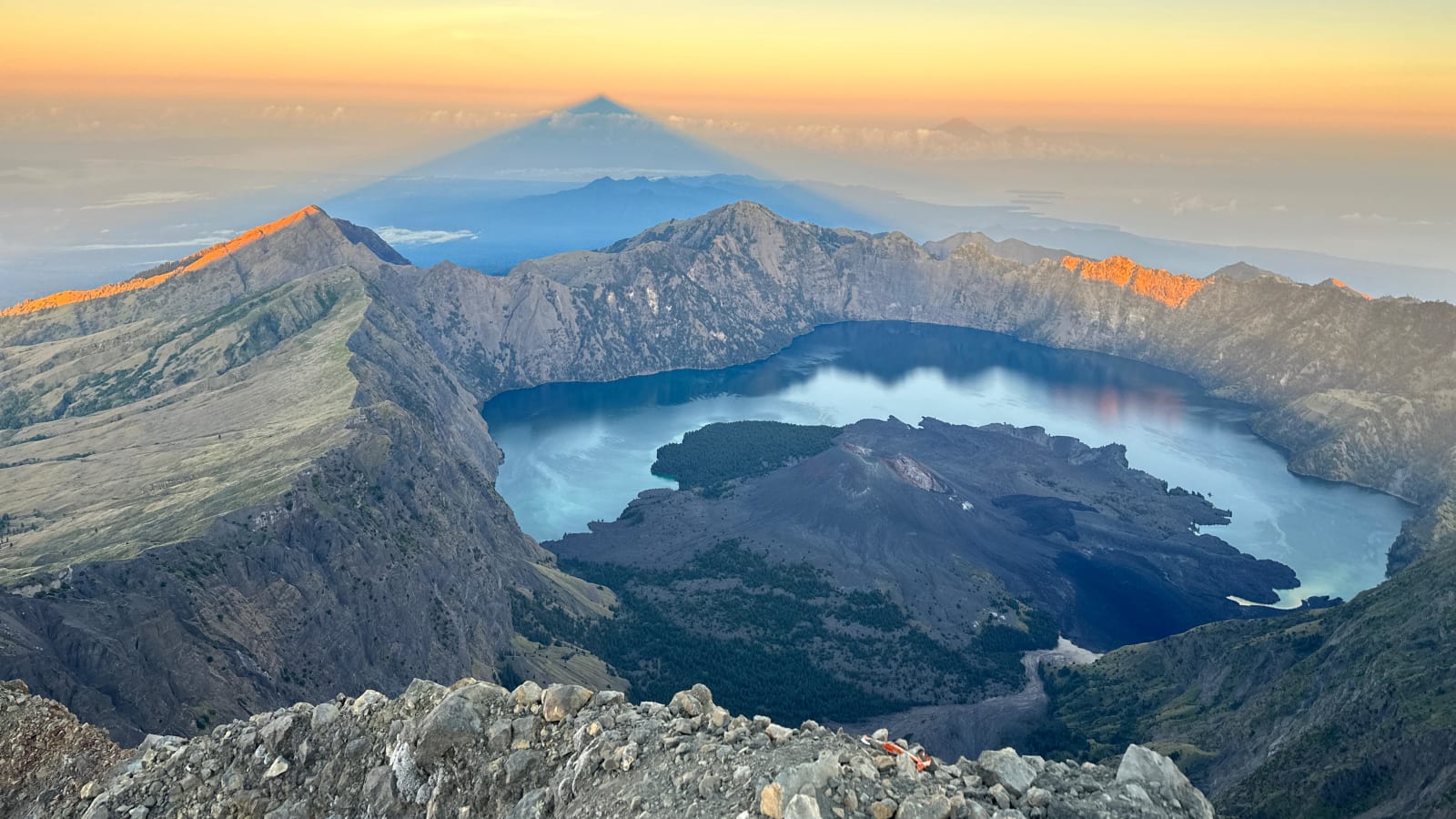 4-Day Mount Rinjani Trek in Lombok with Summit and Hot Springs