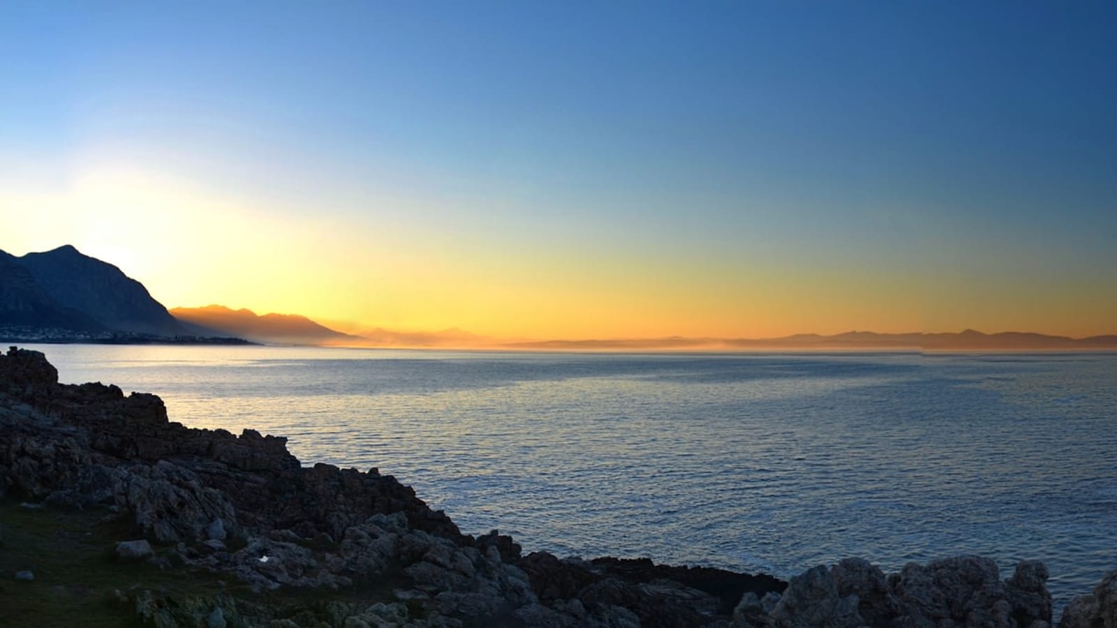 2-Day Hermanus and Cape Agulhas Tour with Caves and Wine Tasting
