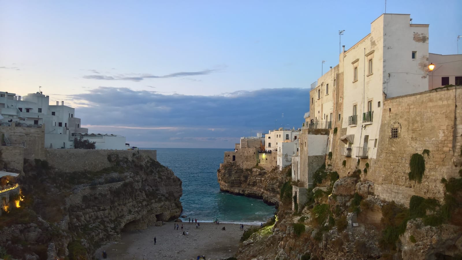 7-Hour Bari and Polignano Tour with Castellana Grotte