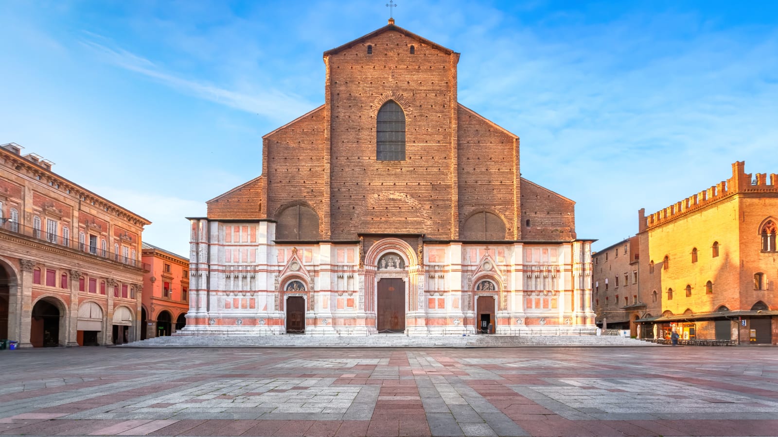 2-Hour Private Bologna Walking Tour with Quadrilatero Food District