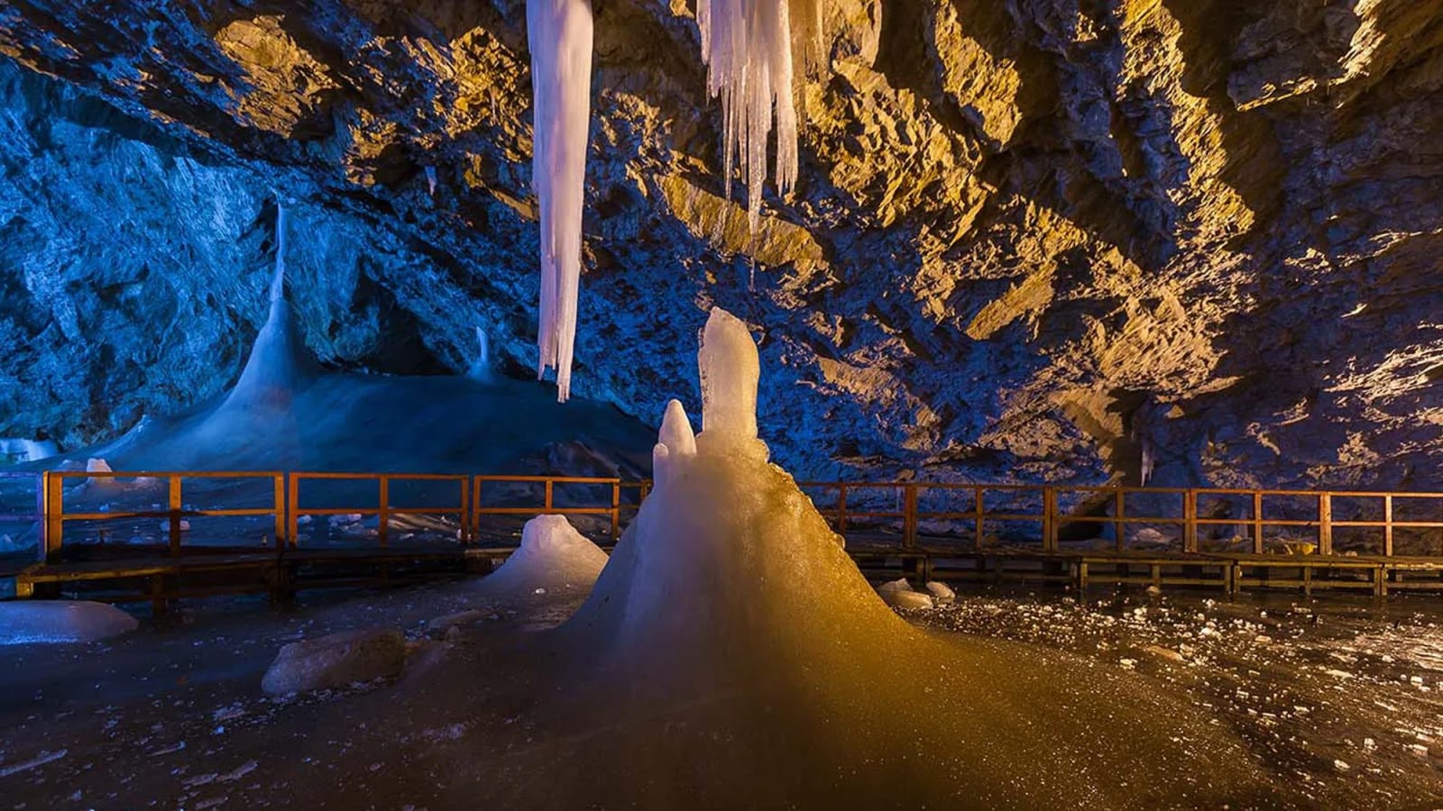 10-Hour Scărișoara Ice Cave Tour from Oradea through the Apuseni Mountains