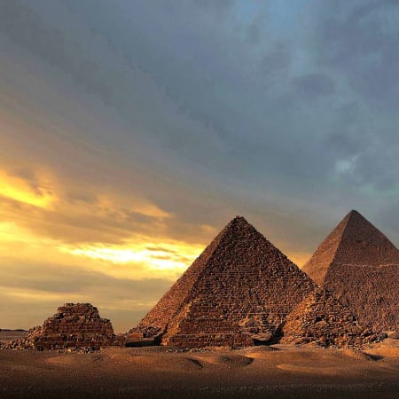 8-Hour Pyramids of Giza Tour with Saqqara and Memphis