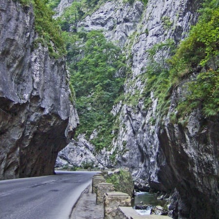 12-Hour Piatra Neamt and Bicaz Canyon Tour from Iași with Red Lake