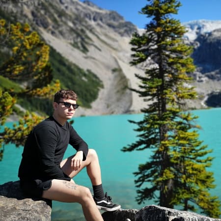12-Hour Joffre Lakes Hike from Vancouver with Glacier Views