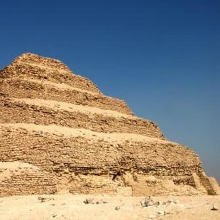 7-Hour Saqqara, Memphis and Giza Pyramids Tour with Lunch Stop