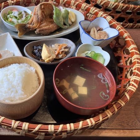 8-Hour Gokayama Heritage Tour with Iwana Lunch and Washi Making
