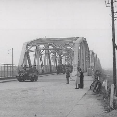 Full-Day Operation Market Garden Tour in Nijmegen with Waal Crossing