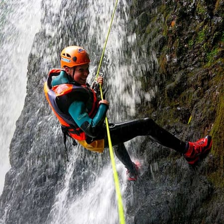 3 Horas de Batismo de Canyoning em São Jorge nos Açores