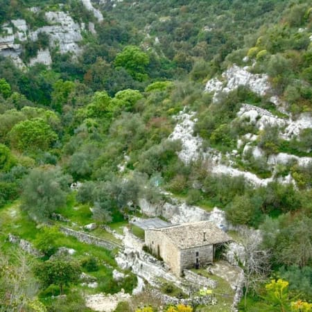 3-Hour Cava d'Ispica Hiking Tour with Calicantone Necropolis