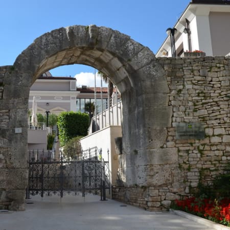 2-Hour Private Pula Walking Tour with Roman Mosaic and Old Town