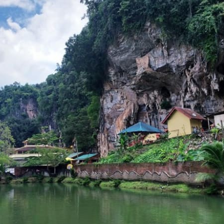 2-Day Kuala Lumpur to Ipoh Tour with Heritage Trail and Cave Temple