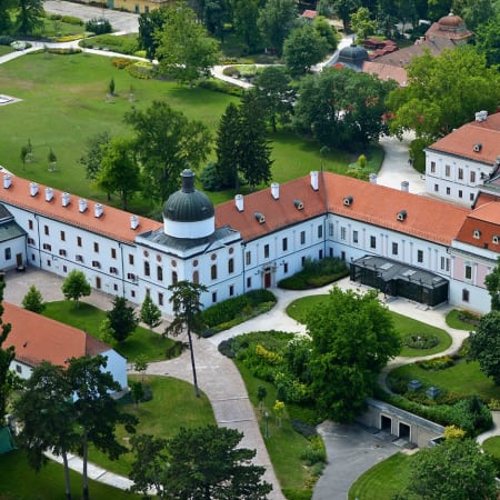 4-Hour Royal Palace of Gödöllő Tour with Habsburg History