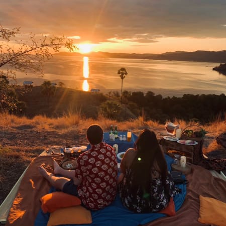 3-Hour Sunrise Hike in Labuan Bajo with Picnic Breakfast