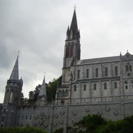 14-Hour Lourdes Tour from Paris with TGV and Sanctuary Visit