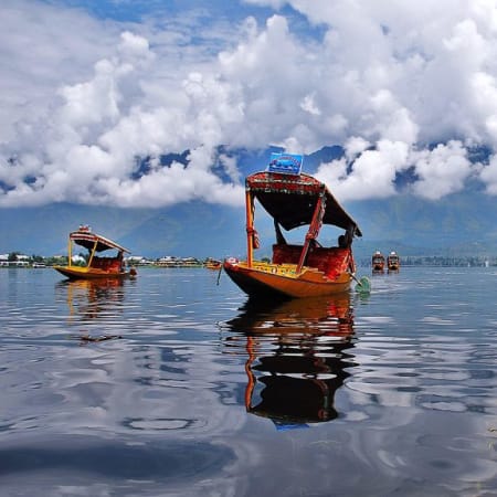 5-Day Kashmir Valley Tour with Houseboat Stay and Gulmarg