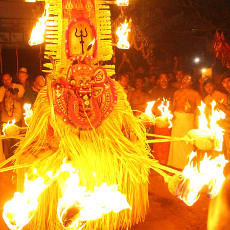4-Hour Theyyam Dance Tour in Kannur with Authentic Ritual Experience
