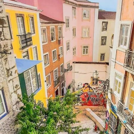 8-Hour Private Lisbon to Porto Transfer with Stops in Óbidos and Nazaré