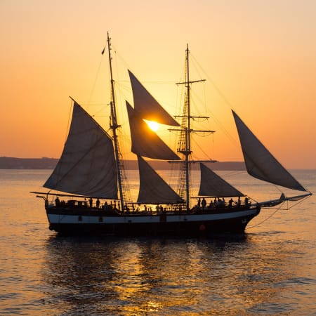 6-Hour Santorini Volcano Sunset Cruise with Dinner and Hot Springs
