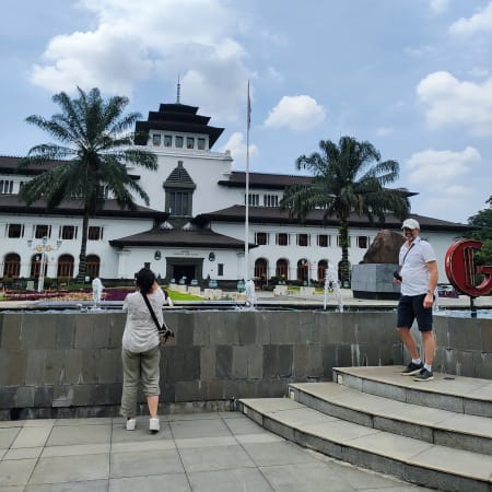 2-Hour Colonial Cycling Tour of Bandung with Europa in de Tropen