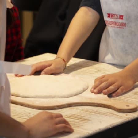 1 ora di laboratorio pizza napoletana a Bologna con Rossopomodoro