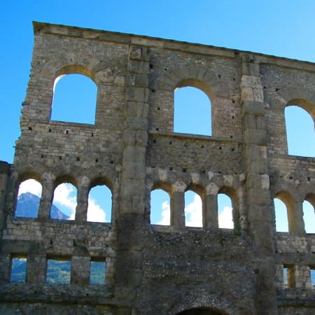 2-Hour Walking Tour of Aosta with Roman Monuments and Sant'Orso