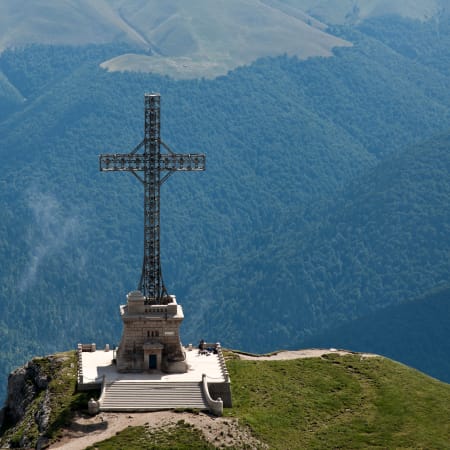 6-Day Bucegi Mountains Trekking Tour with Brașov, Sinaia and Bran