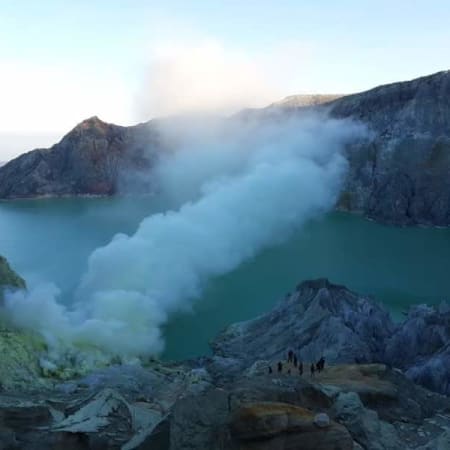 3-Day Mount Bromo and Ijen Crater Tour from Surabaya with Blue Fire
