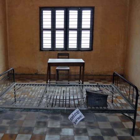 4-Hour Phnom Penh Modern History Tour with S-21 and Choeung Ek