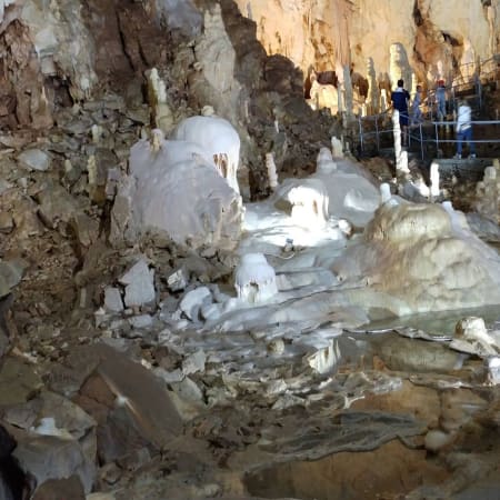 8-Hour Bear's Cave Tour from Oradea with prehistoric fossils