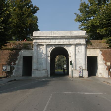 8-Hour Lucca and Montecatini Alto Tour with Tuscan Wine Tasting