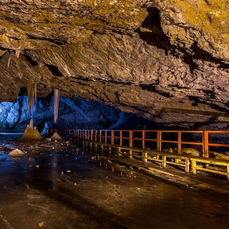 10-Hour Scărișoara Ice Cave Tour from Oradea through the Apuseni Mountains