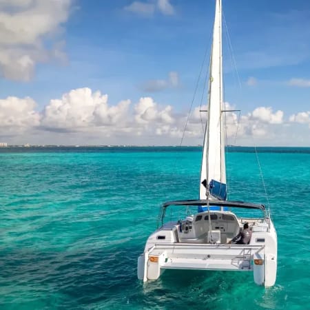 Tour de 9 horas en catamarán a Isla Mujeres con snorkel y barra libre