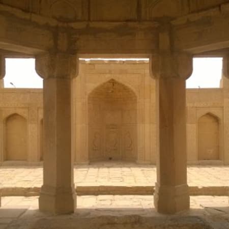 8-Hour Thatta UNESCO Sites Tour from Karachi with Makli Necropolis
