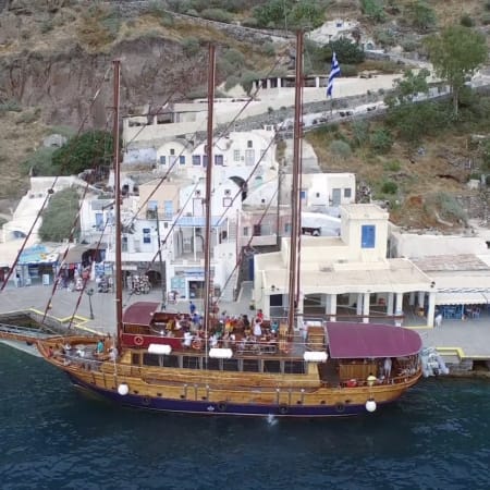 6-Hour Santorini Volcano Sunset Cruise with Dinner and Hot Springs