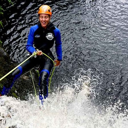 3 Horas de Batismo de Canyoning em São Jorge nos Açores