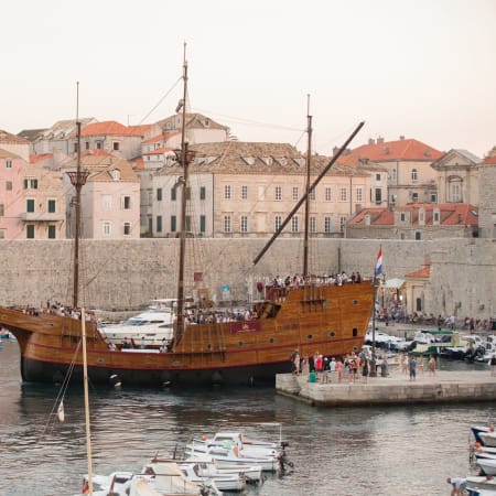 2-Hour Dubrovnik Cruise and Walking Tour with Karaka Ship