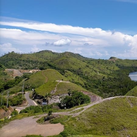 3-Hour Sunrise Hike in Labuan Bajo with Picnic Breakfast