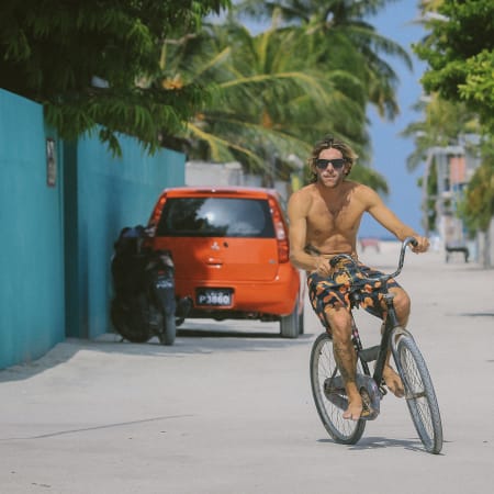 6-Hour Thulusdhoo Island Day Tour with Cokes Surf Break