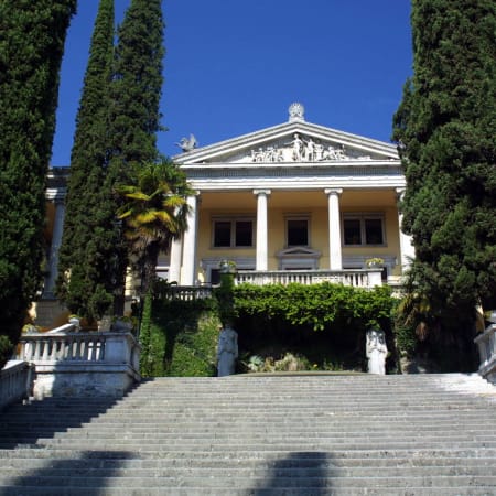3-Hour Gardone Riviera and Lake Garda Tour with Historic Villas