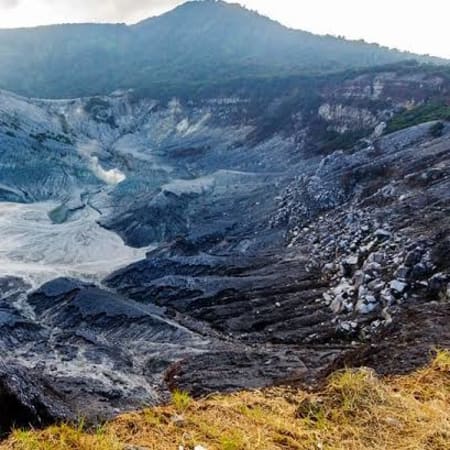 12-Hour Bandung Highlights Tour with Volcano and Hot Spring