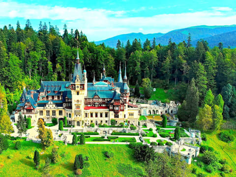12-Hour Transylvania Day Trip from Bucharest with Castles and Brașov