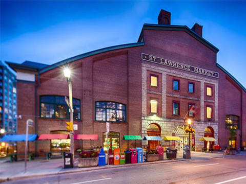 1-Hour St. Lawrence Market Food Walk in Toronto with Tastings