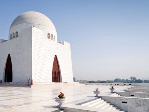 3-Day Karachi Sightseeing Tour with Beaches, Bazaars and Museum