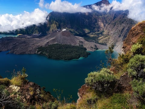 4-Day Mount Rinjani Trek in Lombok with Summit and Hot Springs