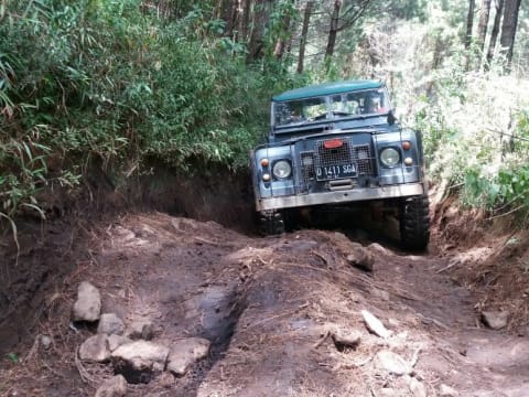 8-Hour Off-Road Jeep Tour in Cikole with Traditional Bandung Lunch