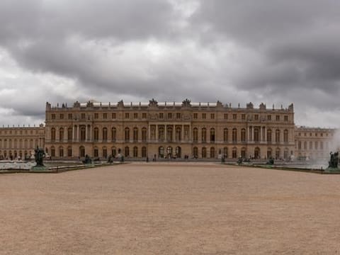 1-Day Giverny and Versailles Tour with Palace Highlights