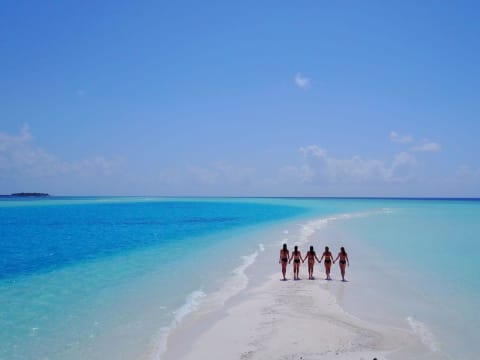 4-Day Thulusdhoo Snorkeling Tour with Sandbank Escape