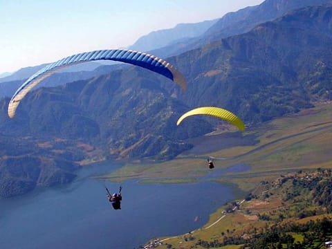 1-Hour Paragliding Tour in Pokhara with Himalayan Views