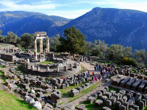 8-Hour Delphi Historical Tour from Athens with Arachova and Thebes