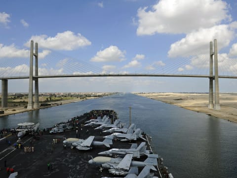 1-Day Suez Canal Tour from Cairo with Ismailia Seafood Lunch